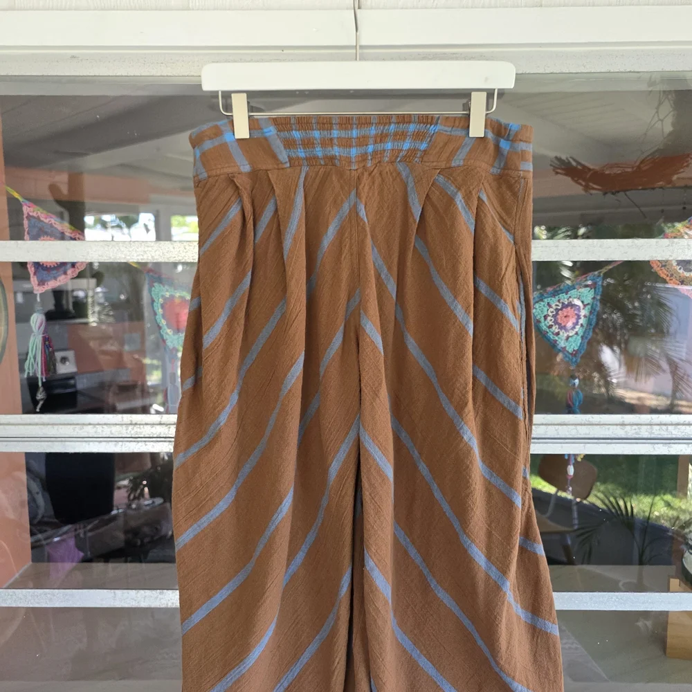 Loose-Fit Blue Button-Up Shirt and Brown Wide-Leg Pants Set - Picture 7 of 12